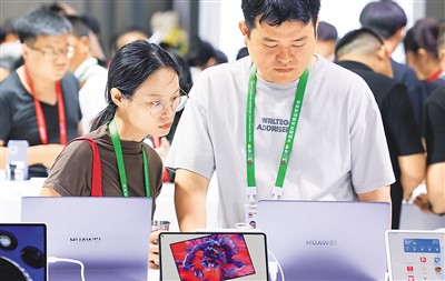 4月14日，觀眾在海南省舉辦的第四屆中國國際消費品博覽會華為展臺參觀。新華社記者 楊冠宇攝