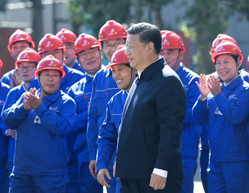 2018年9月26日，在中國一重集團(tuán)，習(xí)近平總書記走到工人中間，同大家親切交流。