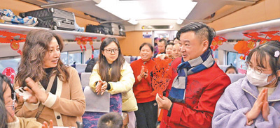 成都客運(yùn)段在列車上開展“高鐵非遺文化節(jié)”活動。?王明峰 王超 攝影報(bào)道