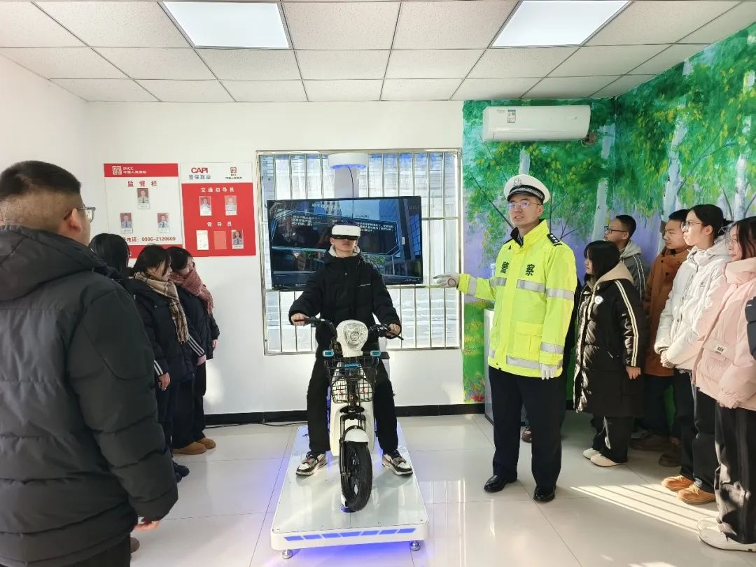 民警為在場體驗、培訓的學生講解VR電動車體驗機的功能 并開展交通安全宣傳.jpg