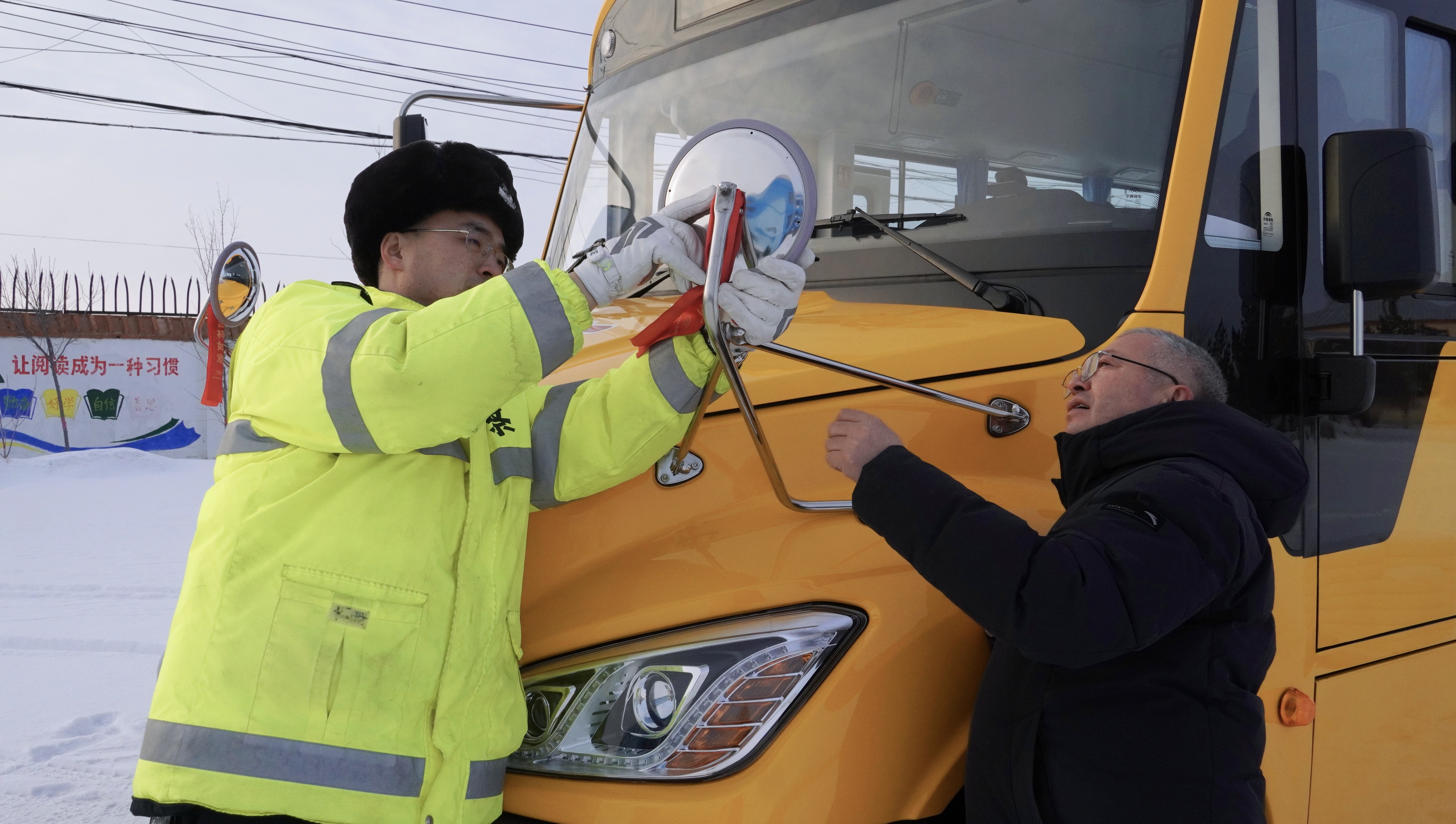 民警對(duì)校車的反光鏡進(jìn)行檢查.jpg