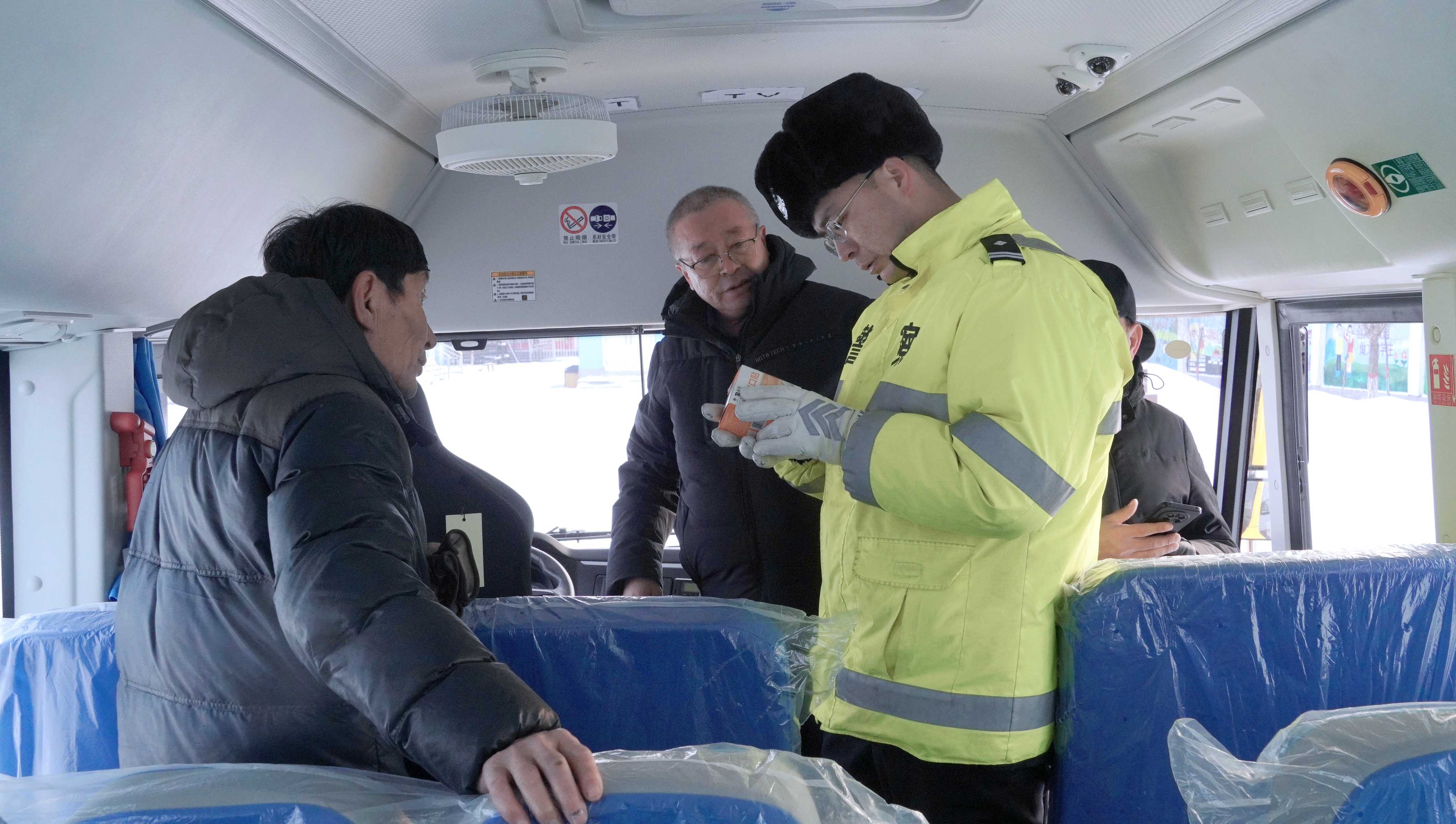 民警對(duì)校車的急救要求進(jìn)行檢查.jpg