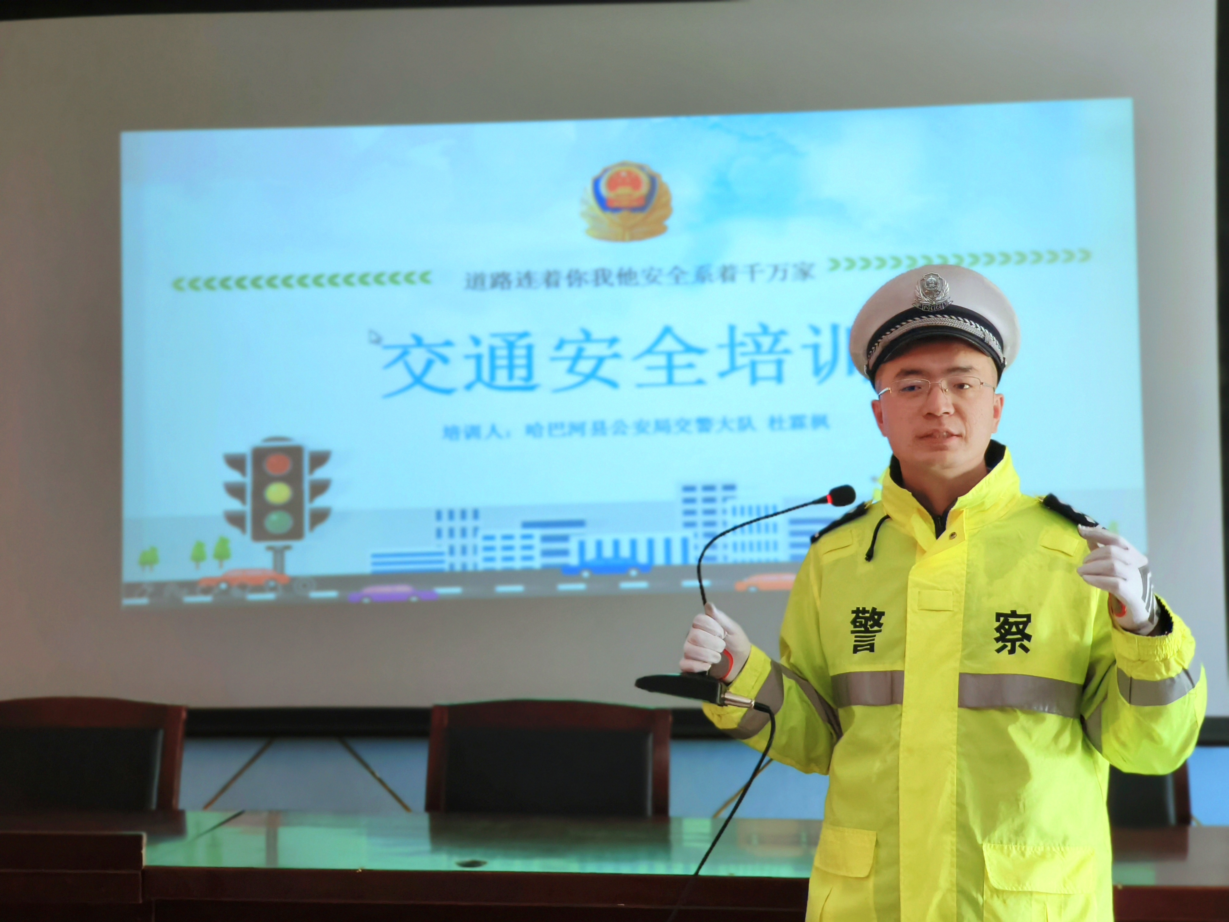 民警為縣初級中學學生上開學交通安全第一課.jpg