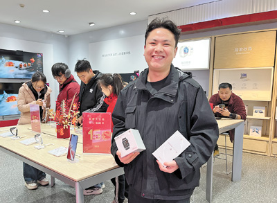 馬瑞晨展示購買的手機和智能手表?！”緢笥浾?姚雪青攝
